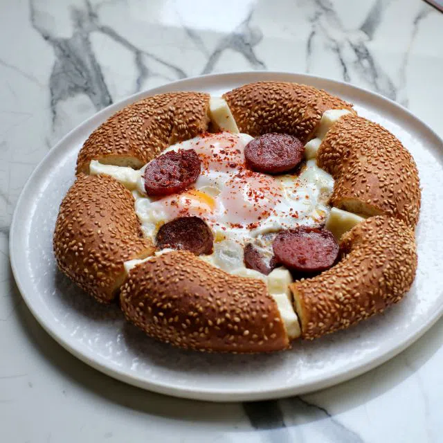 Sucuklu Yumurtalı Simit