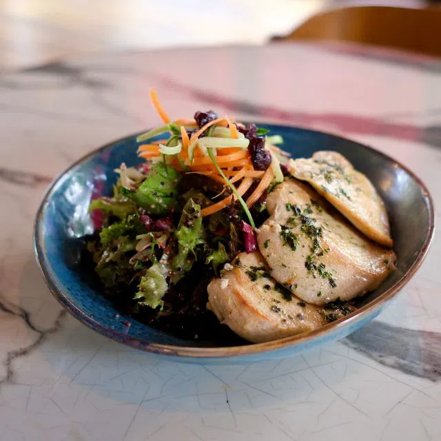 Kinoalı Tavuklu Salata